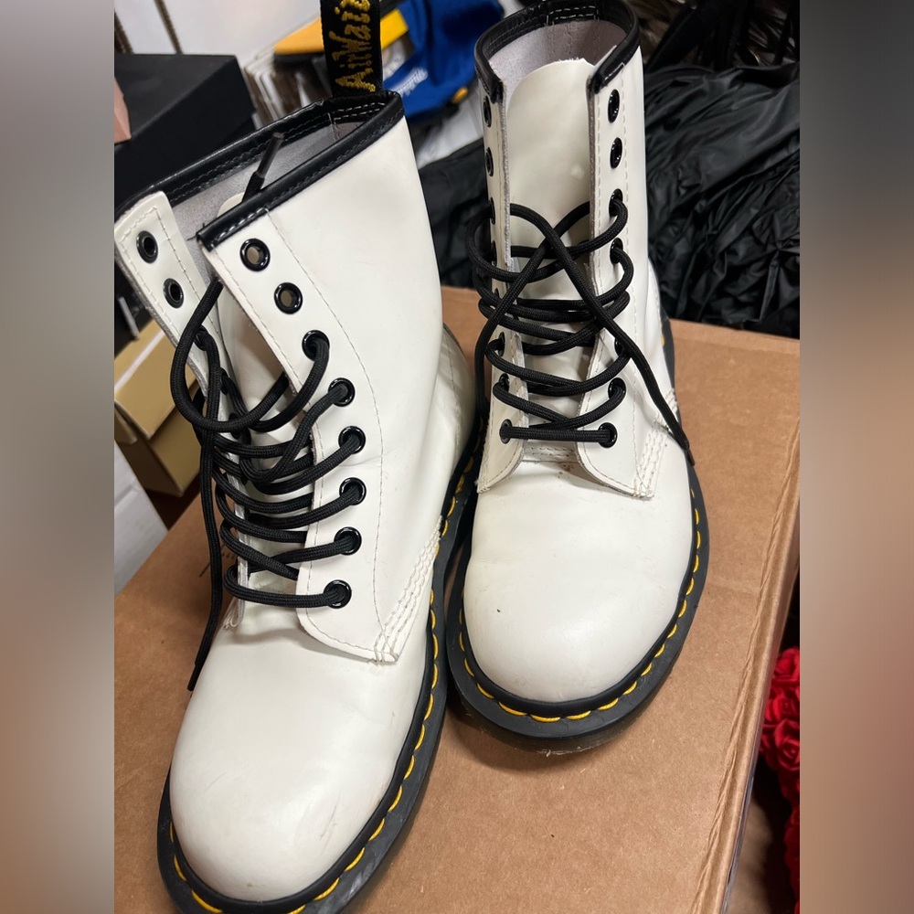 Great condition white Dr Martin hightops 1460